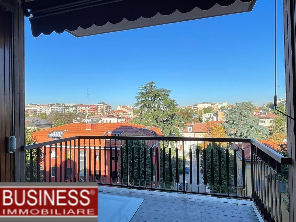 MILANO - MM BUONARROTI -  QUADRILOCALE CON TRIPLI SERVIZI